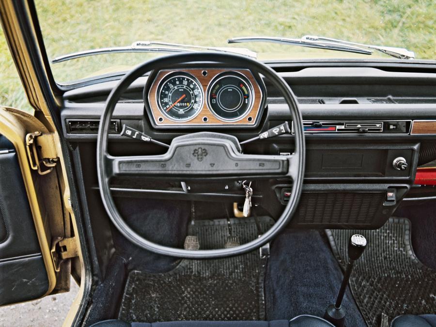 Панель приборов Austin Allegro 4-Door 1973 года  (фото 5 из 5)